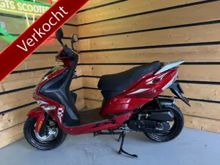AGM Snorscooter R8 (bj 2016, automaat)