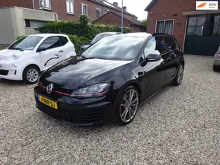 Volkswagen Golf 2.0 TSI GTI Navigatie, Achteruitrijcamera, Climate controle, 19" Lichtmetalen velgen