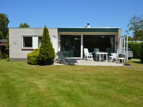 Vrijstaande mooie bungalow aan de rand van De Dennen