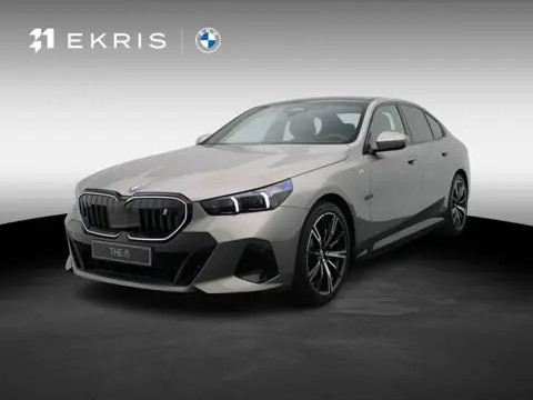 BMW i5 eDrive40 | M Sportpakket Pro | Panoramadak | Bowers & Wilkins | Comfortstoelen | Trekhaak