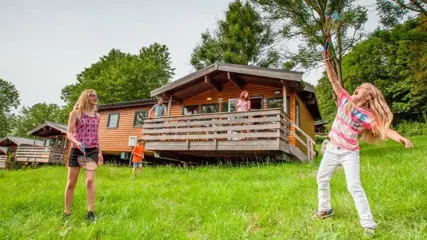 Chalet voor 5p op een park nabij Dinant, met binnenzwembad!