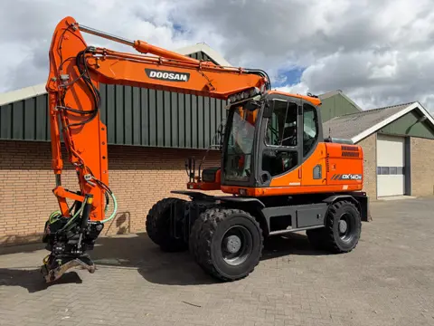 Doosan DX140W (bj 2012)