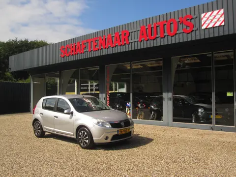 Dacia Sandero 1.6 Lauréate met airco + trekhaak apk  29-11-2026