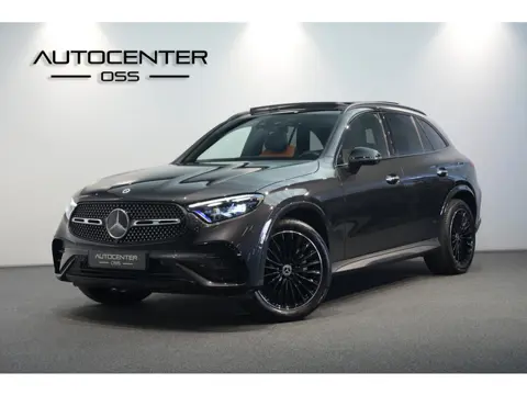 Mercedes-Benz GLC 300e 4MATIC AMG Premium+ ✅ LUCHTVERING ✅ ACHTERAS BESTURING ✅ TREKHAAK ✅ PANO ✅ HE