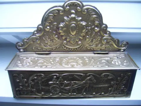 Koperen kammenbak borstelbak wandbak