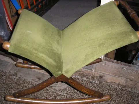 Voetenbankje - stevig - oud - bekleding