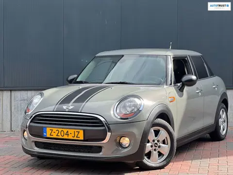 Mini 5-Deurs 1.5 One Salt * Navi * Cruise * Led * Climate * Start & Stop *