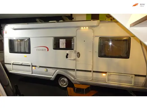 LMC FAVORIT 495 E 2008 ENKELE BEDDEN Rondzit MOVER LEVELER OMNISTORE Voortent