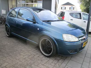 Opel Corsa 1.8-16V GSi (bj 2001)