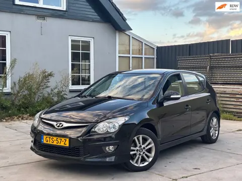 Hyundai I30 1.4i i-Drive | Leder | Stoelverwarming | Airco | Nieuwe koppeling | Parkeersensoren | LM