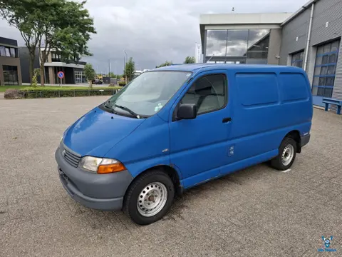 Toyota HiAce 2.5 4D4 / 274666 KM / 3 SEATS / 65KW / SEATHEAT / MANUAL / 2006