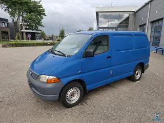 Toyota HiAce 2.5 4D4 / 274666 KM / 3 SEATS / 65KW / SEATHEAT / MANUAL / 2006