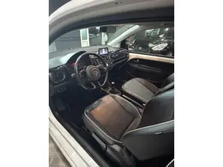 Foto 16 van Volkswagen Up! 1.0 move up! LEER,STOELVERWARMING,