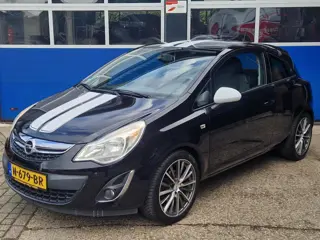 Opel Corsa 1.4-16V Cosmo / 17 inch / Cruise control / Stoelverwarming / Stuurverwarming / Bluetooth 