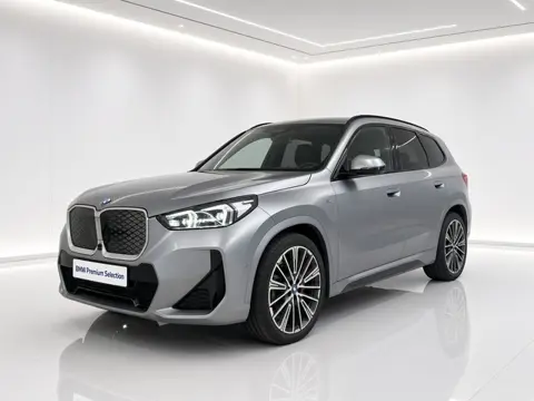 BMW iX1 eDrive20 67 kWh M-Sport | Panorama | 20" | Massage | Head-Up | Stoelverwarming