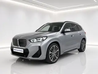 BMW iX1 eDrive20 67 kWh M-Sport | Panorama | 20" | Massage | Head-Up | Stoelverwarming