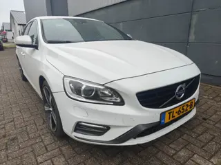 Volvo V60 2.0 D4 R-Design Motor Rookt!!
