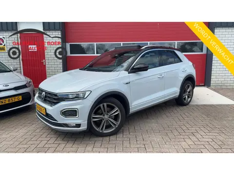 Volkswagen T-Roc 1.5 TSI Sport R-LINE / AUTOMAAT / NWE D-RIEM / PANORAMADAK / TREKHAAK / FULL LED / 