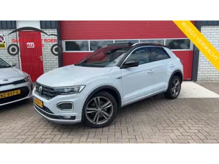 Volkswagen T-Roc 1.5 TSI Sport R-LINE / AUTOMAAT / NWE D-RIEM / PANORAMADAK / TREKHAAK / FULL LED / 