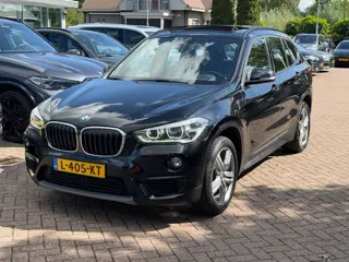 BMW X1 sDrive18i / Panoramadak / Leder / Parkeerhulp V+A / Navigatie / 17'' / Stoelverwarming / Crui