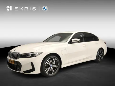 BMW 3 Serie Sedan 320e | M-Sportpakket | LED | Navigatie | Trekhaak | Stoelverwarming | DAB | Alu 18