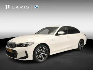 BMW 3 Serie Sedan 320e | M-Sportpakket | LED | Navigatie | Trekhaak | Stoelverwarming | DAB | Alu 18