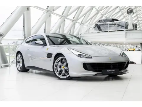 Ferrari GTC4Lusso T 3.9 V8 | Passenger display | Lift | Panorama