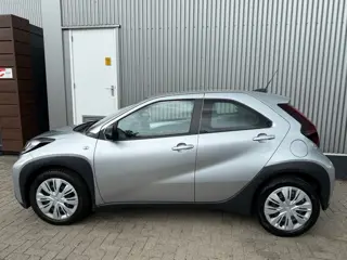 Toyota Aygo X 1.0 VVT-i MT Play / WIJ HEBBEN 3X AYGO X OP VOORRAAD / APPLE CARPLAY / CAMERA / AIRCO 