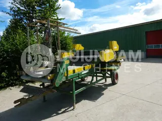 Visser stortbunker met rolreinigingseenheid voor aardappelen