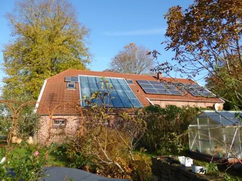 Woonboerderij, gerenoveerd in landhuisstijl, ruime kavel