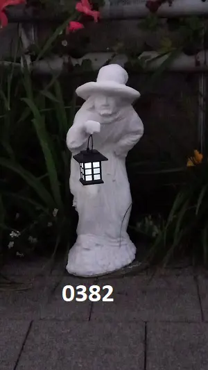 Heks met lantaarn licht houder is op zonnen energie. Nr 0382.