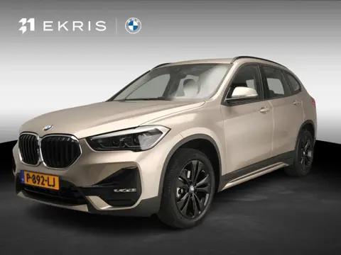 BMW X1 sDrive18i | Handbak !! | LED | Leder | HUD | Sportstoelen | Clima | PDC | DAB | Hifi speakers
