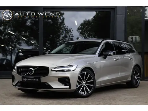 Volvo V60 T6 AWD Plus Dark Panoramadak HeadUp Display 360 Cam Alarm Getint glas Bright Dusk