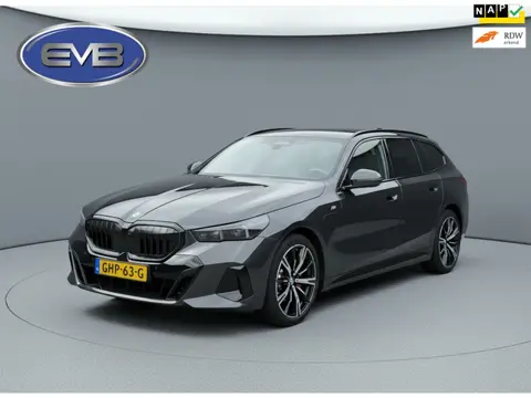 BMW 5-serie Touring 530e, M sport PRO, ALLE OPTIES, panoramadak, electr bedienbare trekhaak,b&w, nie
