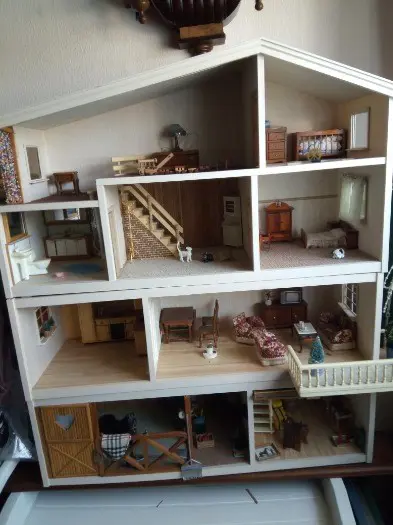 Poppenhuis met paardenstal