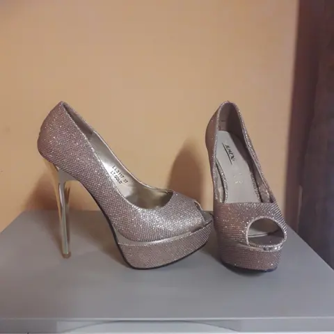 SEXY PUMPS
