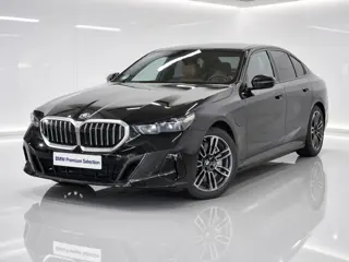 BMW 5 Serie 550e xDrive Sedan | M-Sport | 19" | Trekhaak | Bowers & Wilkins | Adaptief onderstel pro