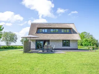 Vrijstaande rietgedekte vakantievilla met whirlpool en sunshower