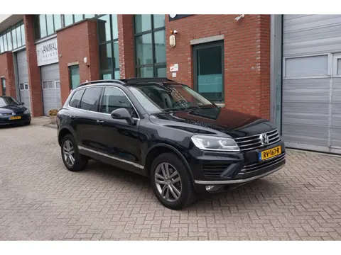 Volkswagen Touareg 3.0 TDI Exclusive Series Lage km , Pano, leer!