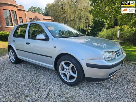 Volkswagen Golf 1.4-16V lekt olie voor handige monteur
