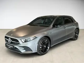 Mercedes-Benz A-Klasse 250e AMG MAGNO GRAU ** NIGHT, PANO, MBUX+, MULTIBEAM LED, 19-inch LMV,  ** 1e