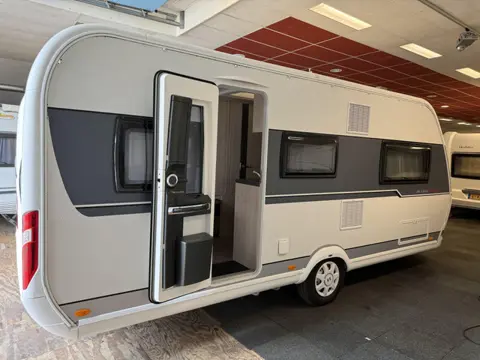 Hobby De Luxe Edition 495 UL 2 BEDDEN RONDZIT VOORTENT
