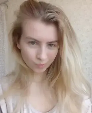 Rustige vrouw met een open blik op zoek naar oprechte connectie