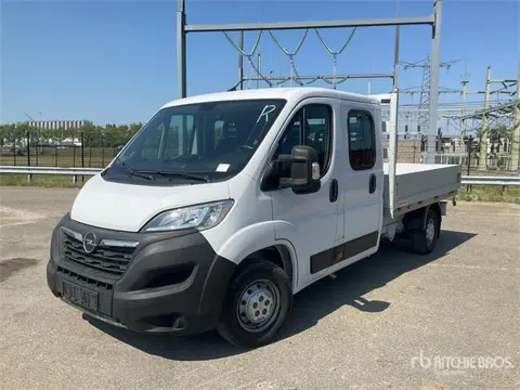 Opel Movano 2.2 4x2 Crew Cab Flatbed Truck