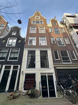 Woning aan de Korsjespoortsteeg te Amsterdam