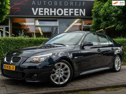 BMW 5-serie 520i SPORT - M-PAKKET - AUTOMAAT - STOEL VERW - LEDER - PARK SENS - ORG NL - NAP !!