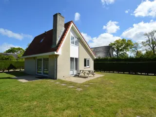 Vrijstaand vakantiehuis met grote tuin aan de bosrand