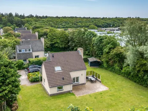 Sfeervol modern vakantiehuis gelegen aan het water in De Koog