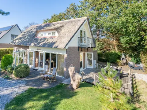 Sfeervol rietgedekte villa aan de rand van bos en nabij De Koog