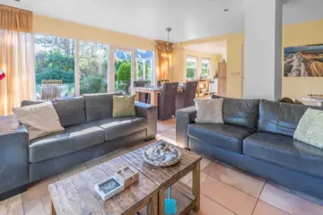 Foto 16 van Sfeervol rietgedekte villa aan de rand van bos en nabij De Koog